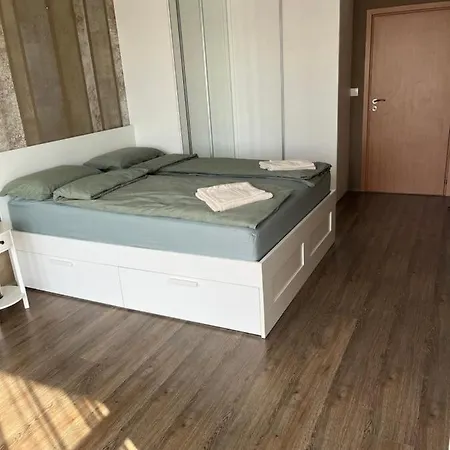 Marvi With Private Parking Place アパート